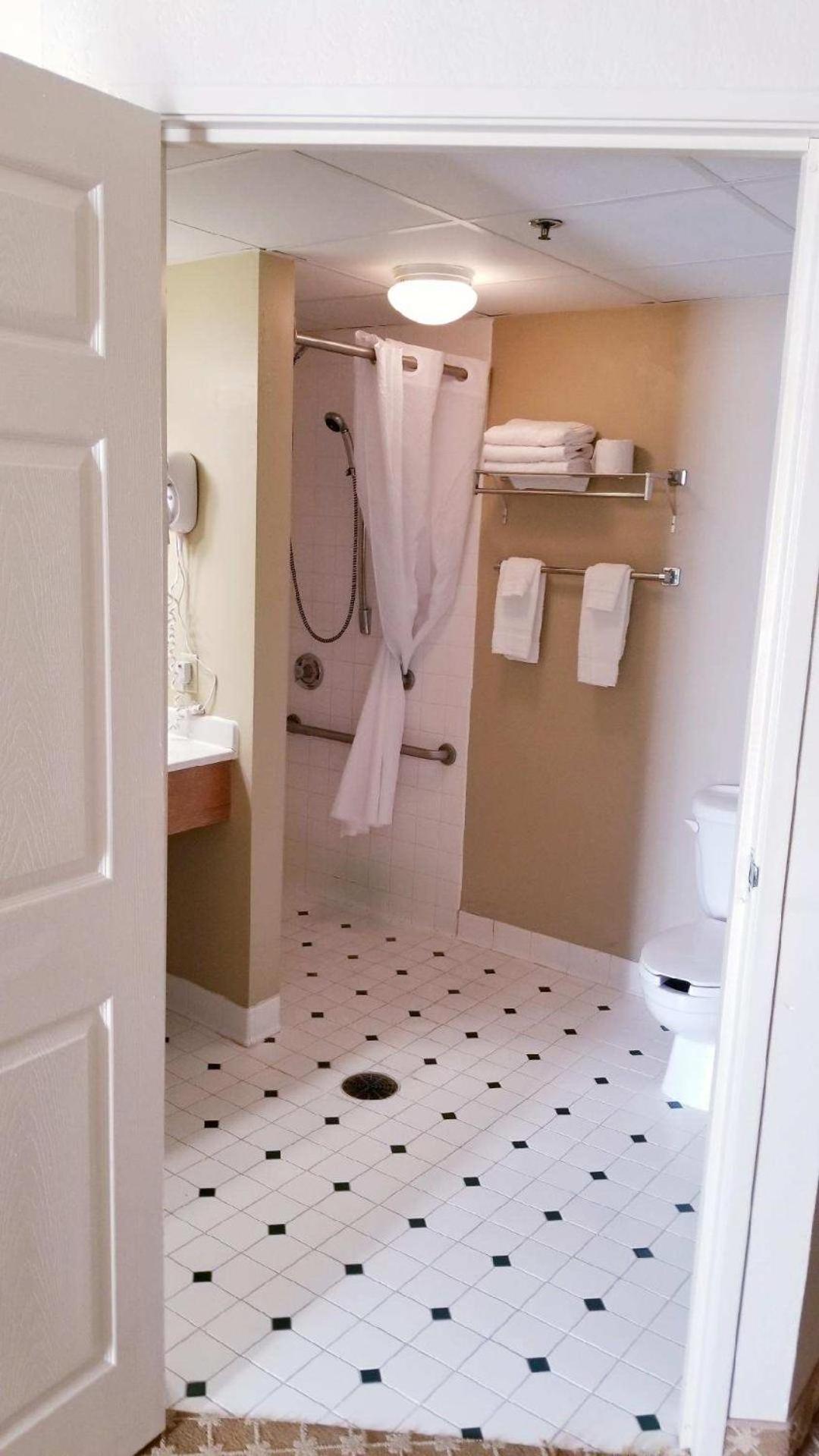 Quality Inn & Suites Alexandria Extérieur photo
